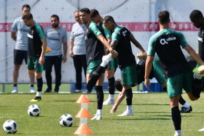 Portugals forward Cristiano Ronaldo (C) stretches during a training session, on June 23, 2018 at the teams training base in Kratovo, during Russia 2018 World Cup football tournament. / AFP PHOTO / Francisco LEONG