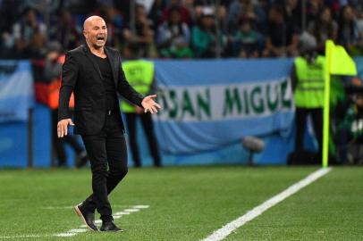  Argentinas coach Jorge Sampaoli gestures on the sideline during the Russia 2018 World Cup Group D football match between Argentina and Croatia at the Nizhny Novgorod Stadium in Nizhny Novgorod on June 21, 2018. / AFP PHOTO / Johannes EISELE / RESTRICTED TO EDITORIAL USE - NO MOBILE PUSH ALERTS/DOWNLOADSEditoria: SPOLocal: Nizhniy NovgorodIndexador: JOHANNES EISELESecao: soccerFonte: AFPFotógrafo: STF