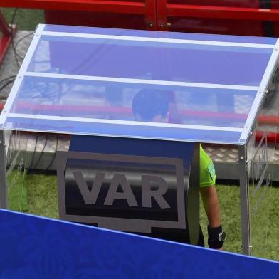 Uruguayan referee Andres Cunha reviews the video replay during the Russia 2018 World Cup Group C football match between France and Australia at the Kazan Arena in Kazan on June 16, 2018 ÁRBITRO DE VÍDEO, VAR. / AFP PHOTO / Luis Acosta / RESTRICTED TO EDITORIAL USE - NO MOBILE PUSH ALERTS/DOWNLOADS