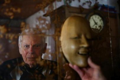  PORTO ALEGRE, RS, BRASIL, 19-05-2016:  Retrato do dramaturgo e escritor Ivo Bender, que no dia 23 de maio completará 80 anos. (CARLOS MACEDO/AGENCIA RBS)