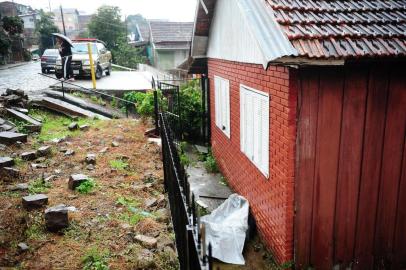  CAXIAS DO SUL, RS, BRASIL, 25/06/2018. Homem não identificado é encontrado morto, com o pescoço quebrado, em uma casa na Rua Renê Coulon, no bairro Rio Branco. A grade da residência estava caída ao lado do corpo. (Diogo Sallaberry/Agência RBS)