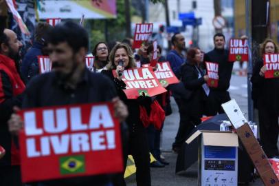  Protesto em frente ao fórum aonde o juiz federal Sérgio Moro vai palestrar