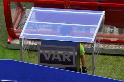 Uruguayan referee Andres Cunha reviews the video replay during the Russia 2018 World Cup Group C football match between France and Australia at the Kazan Arena in Kazan on June 16, 2018 ÁRBITRO DE VÍDEO, VAR. / AFP PHOTO / Luis Acosta / RESTRICTED TO EDITORIAL USE - NO MOBILE PUSH ALERTS/DOWNLOADS