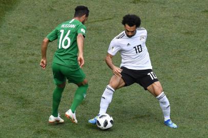  Egypt's forward Mohamed Salah (R) dribble spast Saudi Arabia's midfielder Hussain Al Moqahwi during the Russia 2018 World Cup Group A football match between Saudi Arabia and Egypt at the Volgograd Arena in Volgograd on June 25, 2018. / AFP PHOTO / Mark RALSTON / RESTRICTED TO EDITORIAL USE - NO MOBILE PUSH ALERTS/DOWNLOADSEditoria: SPOLocal: VolgogradIndexador: MARK RALSTONSecao: soccerFonte: AFPFotógrafo: STF