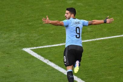  Uruguay's forward Luis Suarez celebrates scoring the opening goal during the Russia 2018 World Cup Group A football match between Uruguay and Russia at the Samara Arena in Samara on June 25, 2018. / AFP PHOTO / Manan VATSYAYANA / RESTRICTED TO EDITORIAL USE - NO MOBILE PUSH ALERTS/DOWNLOADSEditoria: SPOLocal: SamaraIndexador: MANAN VATSYAYANASecao: soccerFonte: AFPFotógrafo: STF