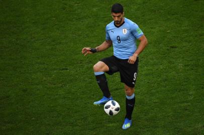  Uruguay's forward Luis Suarez controls the ball during the Russia 2018 World Cup Group A football match between Uruguay and Russia at the Samara Arena in Samara on June 25, 2018. / AFP PHOTO / Manan VATSYAYANA / RESTRICTED TO EDITORIAL USE - NO MOBILE PUSH ALERTS/DOWNLOADSEditoria: SPOLocal: SamaraIndexador: MANAN VATSYAYANASecao: soccerFonte: AFPFotógrafo: STF