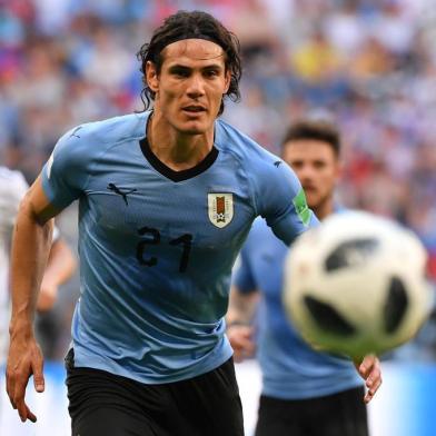  Uruguay's forward Edinson Cavani eyes the ball during the Russia 2018 World Cup Group A football match between Uruguay and Russia at the Samara Arena in Samara on June 25, 2018. / AFP PHOTO / EMMANUEL DUNAND / RESTRICTED TO EDITORIAL USE - NO MOBILE PUSH ALERTS/DOWNLOADSEditoria: SPOLocal: SamaraIndexador: EMMANUEL DUNANDSecao: soccerFonte: AFPFotógrafo: STF