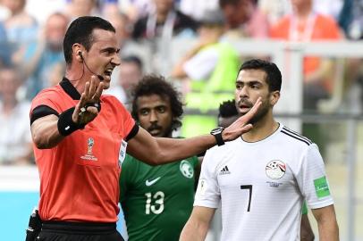  Colombian referee Wilmar Roldan gestures during the Russia 2018 World Cup Group A football match between Saudi Arabia and Egypt at the Volgograd Arena in Volgograd on June 25, 2018. / AFP PHOTO / NICOLAS ASFOURI / RESTRICTED TO EDITORIAL USE - NO MOBILE PUSH ALERTS/DOWNLOADSEditoria: SPOLocal: VolgogradIndexador: NICOLAS ASFOURISecao: soccerFonte: AFPFotógrafo: STF