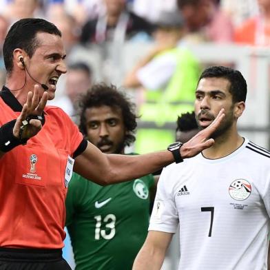  Colombian referee Wilmar Roldan gestures during the Russia 2018 World Cup Group A football match between Saudi Arabia and Egypt at the Volgograd Arena in Volgograd on June 25, 2018. / AFP PHOTO / NICOLAS ASFOURI / RESTRICTED TO EDITORIAL USE - NO MOBILE PUSH ALERTS/DOWNLOADSEditoria: SPOLocal: VolgogradIndexador: NICOLAS ASFOURISecao: soccerFonte: AFPFotógrafo: STF