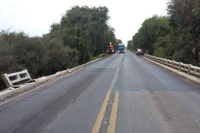  Pela segunda vez em menos de 48 horas, o quilômetro 297 da BR-290, em Caçapava do Sul, registra um acidente fatal. Na manhã desta segunda-feira (25), um caminhoneiro morreu ao cair da ponte sobre o Rio Irapuã. O nome da vítima ainda não foi informado.