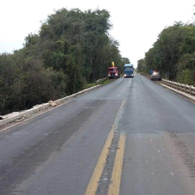  Pela segunda vez em menos de 48 horas, o quilômetro 297 da BR-290, em Caçapava do Sul, registra um acidente fatal. Na manhã desta segunda-feira (25), um caminhoneiro morreu ao cair da ponte sobre o Rio Irapuã. O nome da vítima ainda não foi informado.