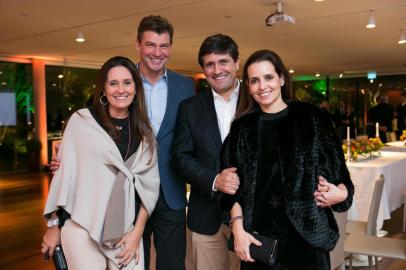 Mohamed Parrini, Superintendente Executivo do Hospital Moinhos de Vento, e Eduardo Bier de Araújo Correa, presidente do Conselho, receberam na noite de terça-feira (19), no Instituto Ling, os integrantes da Associação Hospitalar Moinhos de Vento. NA FOTO: Eduardo Bier de Araújo Correa e a esposa Fernanda Bertaso juntamente com Mohamed Parrini e a esposa Marcela Goulart Mutlaq