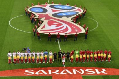  Players line up prior to the Russia 2018 World Cup Group B football match between Iran and Portugal at the Mordovia Arena in Saransk on June 25, 2018. / AFP PHOTO / Mladen ANTONOV / RESTRICTED TO EDITORIAL USE - NO MOBILE PUSH ALERTS/DOWNLOADSEditoria: SPOLocal: SaranskIndexador: MLADEN ANTONOVSecao: soccerFonte: AFPFotógrafo: STF