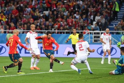  Spains midfielder Isco (C) scores a goal during the Russia 2018 World Cup Group B football match between Spain and Morocco at the Kaliningrad Stadium in Kaliningrad on June 25, 2018. / AFP PHOTO / Attila KISBENEDEK / RESTRICTED TO EDITORIAL USE - NO MOBILE PUSH ALERTS/DOWNLOADSEditoria: SPOLocal: KaliningradIndexador: ATTILA KISBENEDEKSecao: soccerFonte: AFPFotógrafo: STR