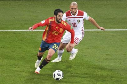  Spain's midfielder Isco (L) vies with Morocco's forward Noureddine Amrabat during the Russia 2018 World Cup Group B football match between Spain and Morocco at the Kaliningrad Stadium in Kaliningrad on June 25, 2018. / AFP PHOTO / OZAN KOSE / RESTRICTED TO EDITORIAL USE - NO MOBILE PUSH ALERTS/DOWNLOADSEditoria: SPOLocal: KaliningradIndexador: OZAN KOSESecao: soccerFonte: AFPFotógrafo: STF