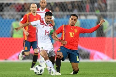  Morocco's midfielder Mbarek Boussoufa (L) vies with Spain's midfielder Thiago Alcantara during the Russia 2018 World Cup Group B football match between Spain and Morocco at the Kaliningrad Stadium in Kaliningrad on June 25, 2018. / AFP PHOTO / Attila KISBENEDEK / RESTRICTED TO EDITORIAL USE - NO MOBILE PUSH ALERTS/DOWNLOADSEditoria: SPOLocal: KaliningradIndexador: ATTILA KISBENEDEKSecao: soccerFonte: AFPFotógrafo: STR