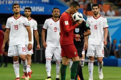  Portugals forward Cristiano Ronaldo (2nd-R) kisses the ball before taking a penalty during the Russia 2018 World Cup Group B football match between Iran and Portugal at the Mordovia Arena in Saransk on June 25, 2018. / AFP PHOTO / JUAN BARRETO / RESTRICTED TO EDITORIAL USE - NO MOBILE PUSH ALERTS/DOWNLOADSEditoria: SPOLocal: SaranskIndexador: JUAN BARRETOSecao: soccerFonte: AFPFotógrafo: STF