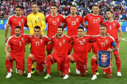  (From back L to R) Serbias forward Aleksandar Mitrovic, goalkeeper Vladimir Stojkovic, defender Nikola Milenkovic, midfielder Sergej Milinkovic-Savic, midfielder Nemanja Matic, defender Branislav Ivanovic, (front L to R) defender Dusko Tosic, forward Filip Kostic, midfielder Luka Milivojevic, forward Dusan Tadic and defender Aleksandar Kolarov pose for a group shot before their Russia 2018 World Cup Group E football match between Serbia and Switzerland at the Kaliningrad Stadium in Kaliningrad on June 22, 2018. / AFP PHOTO / Attila KISBENEDEK / RESTRICTED TO EDITORIAL USE - NO MOBILE PUSH ALERTS/DOWNLOADSEditoria: SPOLocal: KaliningradIndexador: ATTILA KISBENEDEKSecao: soccerFonte: AFPFotógrafo: STR