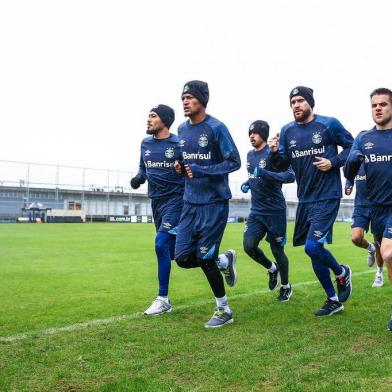 RS - FUTEBOL/TREINO GREMIO  - ESPORTES - Jogadores do Gremio realizam treino durante a tarde desta quarta-feira no Centro de Treinamentos Luiz Carvalho, na preparacao para o Campeonato Brasileiro 2018. FOTO: LUCAS UEBEL/GREMIO FBPA