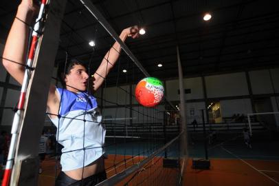  CAXIAS DO SUL, RS, BRASIL 20/06/2018O jovem Vinícius Perini, de 16 anos, foi convocado para treinar na seleção brasileira de vôlei sub-19. Ele treina da Apavolei/UCS. (Felipe Nyland/Agência RBS)