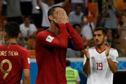 Portugals forward Cristiano Ronaldo reacts after missing a penalty during the Russia 2018 World Cup Group B football match between Iran and Portugal at the Mordovia Arena in Saransk on June 25, 2018. / AFP PHOTO / JUAN BARRETO / RESTRICTED TO EDITORIAL USE - NO MOBILE PUSH ALERTS/DOWNLOADS