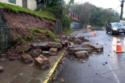 Desmoronamento na Rua Guilherme Fasolo, no bairro Maria Goretti, em Bento Gonçalves. 