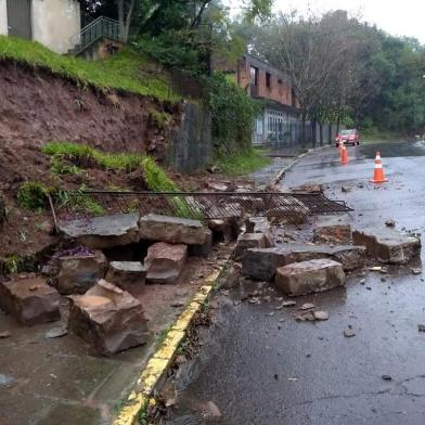 Desmoronamento na Rua Guilherme Fasolo, no bairro Maria Goretti, em Bento Gonçalves. 