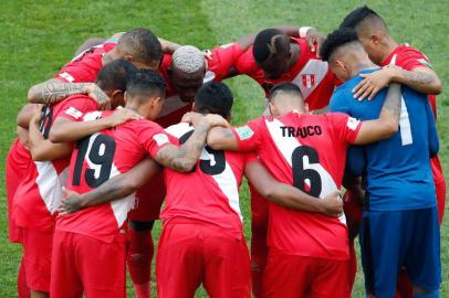  Perus players huddle prior to the  Russia 2018 World Cup Group C football match between Australia and Peru at the Fisht Stadium in Sochi on June 26, 2018. / AFP PHOTO / Odd ANDERSEN / RESTRICTED TO EDITORIAL USE - NO MOBILE PUSH ALERTS/DOWNLOADSEditoria: SPOLocal: SochiIndexador: ODD ANDERSENSecao: soccerFonte: AFPFotógrafo: STF