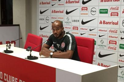 Meio-campo Patrick concede entrevista coletiva após treino do Inter no CT Parque Gigante