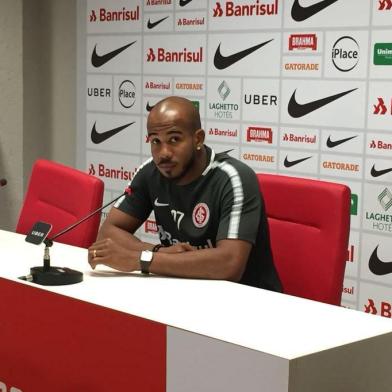 Meio-campo Patrick concede entrevista coletiva após treino do Inter no CT Parque Gigante