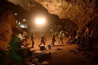 Tailândia busca 12 jovens de time de futebol desaparecidos em caverna inundada