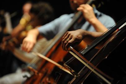  CAXIAS DO SUL, RS, BRASIL 09/03/2015Ensaio da Orquestra Sinfônica da UCS, regida pelo maestro Manfredo Schmiedt. (Felipe Nyland/Agência RBS)Indexador: FELIPE NYLAND                   