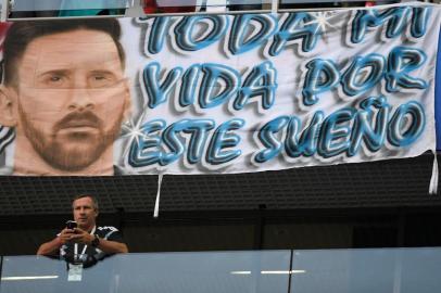  A banner reading All my life for this dream with an image of Argentinas forward Lionel Messi is displated before the Russia 2018 World Cup Group D football match between Nigeria and Argentina at the Saint Petersburg Stadium in Saint Petersburg on June 26, 2018. / AFP PHOTO / GABRIEL BOUYS / RESTRICTED TO EDITORIAL USE - NO MOBILE PUSH ALERTS/DOWNLOADSEditoria: SPOLocal: Saint PetersburgIndexador: GABRIEL BOUYSSecao: soccerFonte: AFPFotógrafo: STF