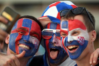  Croatia fans cheer before the Russia 2018 World Cup Group D football match between Iceland and Croatia at the Rostov Arena in Rostov-On-Don on June 26, 2018. / AFP PHOTO / Khaled DESOUKI / RESTRICTED TO EDITORIAL USE - NO MOBILE PUSH ALERTS/DOWNLOADSEditoria: SPOLocal: Rostov-on-DonIndexador: KHALED DESOUKISecao: soccerFonte: AFPFotógrafo: STF