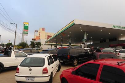  CAXIAS DO SUL, RS, BRASIL (02/06/2015) Dia da Liberdade de Impostos. Posto Sim, em frente ao Iguatemi, promove a venda de gasolina a 1,95 ao litro.   (Roni Rigon/Pioneiro)