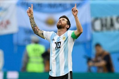  Argentinas forward Lionel Messi celebrates after opening the scoring during the Russia 2018 World Cup Group D football match between Nigeria and Argentina at the Saint Petersburg Stadium in Saint Petersburg on June 26, 2018. / AFP PHOTO / CHRISTOPHE SIMON / RESTRICTED TO EDITORIAL USE - NO MOBILE PUSH ALERTS/DOWNLOADSEditoria: SPOLocal: Saint PetersburgIndexador: CHRISTOPHE SIMONSecao: soccerFonte: AFPFotógrafo: STF