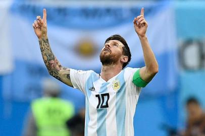  Argentinas forward Lionel Messi celebrates after opening the scoring during the Russia 2018 World Cup Group D football match between Nigeria and Argentina at the Saint Petersburg Stadium in Saint Petersburg on June 26, 2018. / AFP PHOTO / CHRISTOPHE SIMON / RESTRICTED TO EDITORIAL USE - NO MOBILE PUSH ALERTS/DOWNLOADSEditoria: SPOLocal: Saint PetersburgIndexador: CHRISTOPHE SIMONSecao: soccerFonte: AFPFotógrafo: STF