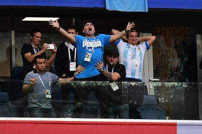 Former Argentina forward Diego Maradona (C) celebrates the opening goal during the Russia 2018 World Cup Group D football match between Nigeria and Argentina at the Saint Petersburg Stadium in Saint Petersburg on June 26, 2018. / AFP PHOTO / Giuseppe CACACE / RESTRICTED TO EDITORIAL USE - NO MOBILE PUSH ALERTS/DOWNLOADS