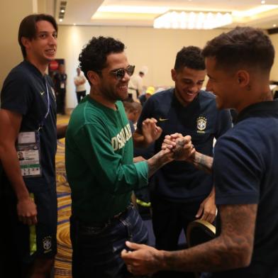 daniel alves visita seleção brasileira