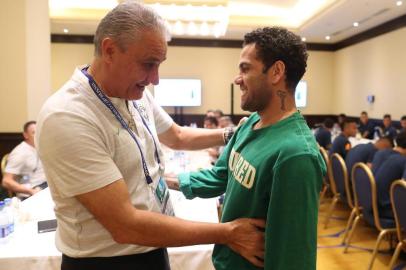  Daniel Alves visita Seleção Brasileira em Moscou. Lucas Figueiredo/CBF