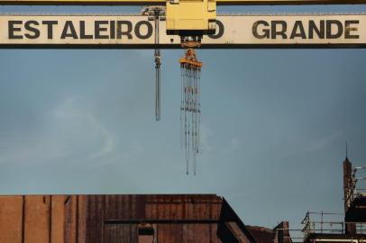 RIO GRANDE, RS, BRASIL - 06/03/2018 - O desmantelamento do Polo Naval de Rio Grande e São José do Norte. Funcionários da Ecovix trabalham no corte e na manutenção de estruturas da P-71 e P-72. (Carlos Macedo/Agência RBS)