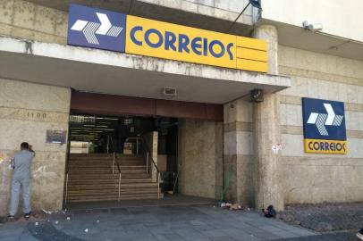  PORTO ALEGRE, RS, BRASIL, 12-03-2018. Agência central dos Correios, na Av Siqueira Campos, em atentimento parcial devido a greve dos funcionários. (ANSELMO CUNHA/AGÊNCIA RBS)