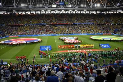  Serbia's and Brazil's players listen to the national anthems before the Russia 2018 World Cup Group E football match between Serbia and Brazil at the Spartak Stadium in Moscow on June 27, 2018. / AFP PHOTO / Alexander NEMENOV / RESTRICTED TO EDITORIAL USE - NO MOBILE PUSH ALERTS/DOWNLOADSEditoria: SPOLocal: MoscowIndexador: ALEXANDER NEMENOVSecao: soccerFonte: AFPFotógrafo: STF