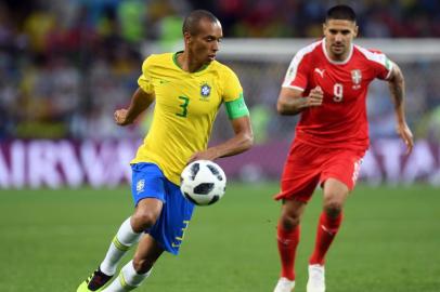  Brazil's defender Miranda (L) vies with Serbia's forward Aleksandar Mitrovic during the Russia 2018 World Cup Group E football match between Serbia and Brazil at the Spartak Stadium in Moscow on June 27, 2018. / AFP PHOTO / Patrik STOLLARZ / RESTRICTED TO EDITORIAL USE - NO MOBILE PUSH ALERTS/DOWNLOADSEditoria: SPOLocal: MoscowIndexador: PATRIK STOLLARZSecao: soccerFonte: AFPFotógrafo: STR