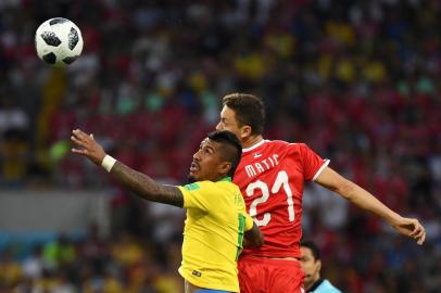  Brazil's midfielder Paulinho vies for the header with Serbia's midfielder Nemanja Matic (R) during the Russia 2018 World Cup Group E football match between Serbia and Brazil at the Spartak Stadium in Moscow on June 27, 2018. / AFP PHOTO / Kirill KUDRYAVTSEV / RESTRICTED TO EDITORIAL USE - NO MOBILE PUSH ALERTS/DOWNLOADSEditoria: SPOLocal: MoscowIndexador: KIRILL KUDRYAVTSEVSecao: soccerFonte: AFPFotógrafo: STF