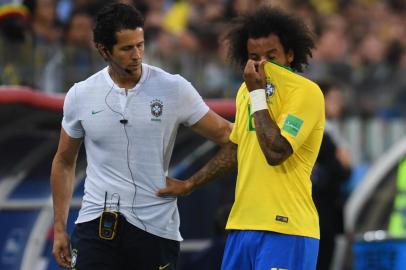  Brazil's defender Marcelo leaves the pitch during the Russia 2018 World Cup Group E football match between Serbia and Brazil at the Spartak Stadium in Moscow on June 27, 2018. / AFP PHOTO / Patrik STOLLARZ / RESTRICTED TO EDITORIAL USE - NO MOBILE PUSH ALERTS/DOWNLOADSEditoria: SPOLocal: MoscowIndexador: PATRIK STOLLARZSecao: soccerFonte: AFPFotógrafo: STR