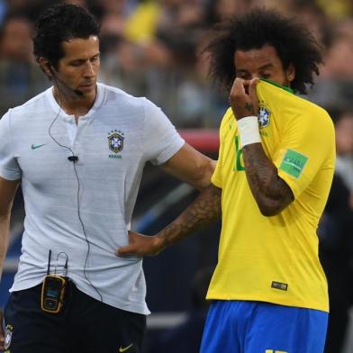  Brazil's defender Marcelo leaves the pitch during the Russia 2018 World Cup Group E football match between Serbia and Brazil at the Spartak Stadium in Moscow on June 27, 2018. / AFP PHOTO / Patrik STOLLARZ / RESTRICTED TO EDITORIAL USE - NO MOBILE PUSH ALERTS/DOWNLOADSEditoria: SPOLocal: MoscowIndexador: PATRIK STOLLARZSecao: soccerFonte: AFPFotógrafo: STR