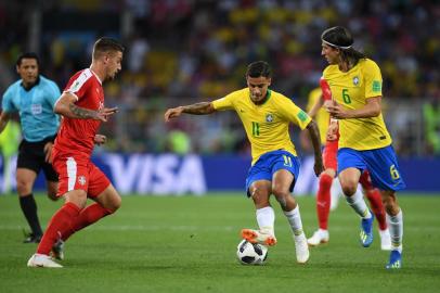  Brazils forward Philippe Coutinho (C) controls the ball during the Russia 2018 World Cup Group E football match between Serbia and Brazil at the Spartak Stadium in Moscow on June 27, 2018. / AFP PHOTO / YURI CORTEZ / RESTRICTED TO EDITORIAL USE - NO MOBILE PUSH ALERTS/DOWNLOADSEditoria: SPOLocal: MoscowIndexador: YURI CORTEZSecao: soccerFonte: AFPFotógrafo: STF