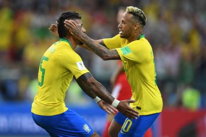  Brazils midfielder Paulinho celebrates, with Brazils forward Neymar (R), after scoring Brazils opening goal during the Russia 2018 World Cup Group E football match between Serbia and Brazil at the Spartak Stadium in Moscow on June 27, 2018. / AFP PHOTO / YURI CORTEZ / RESTRICTED TO EDITORIAL USE - NO MOBILE PUSH ALERTS/DOWNLOADSEditoria: SPOLocal: MoscowIndexador: YURI CORTEZSecao: soccerFonte: AFPFotógrafo: STF