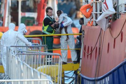 O barco humanitário Lifeline, com 233 migrantes a bordo, entrou nesta quarta-feira (27),  no porto de La Valeta, em Malta, após uma semana de espera no Mediterrâneo.O navio, fretado pela ONG alemã de mesmo nome, atracou em um dos cais deste porto da capital maltesa, onde tem autorização para desembarcar os 233 migantes resgatados em frente à costa líbia há uma semana.